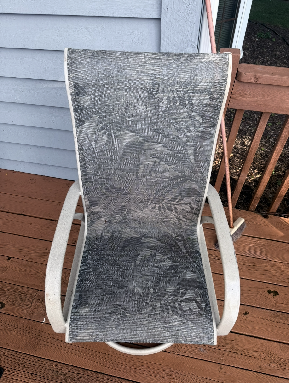 Patio chair after cleaning with mildew removed